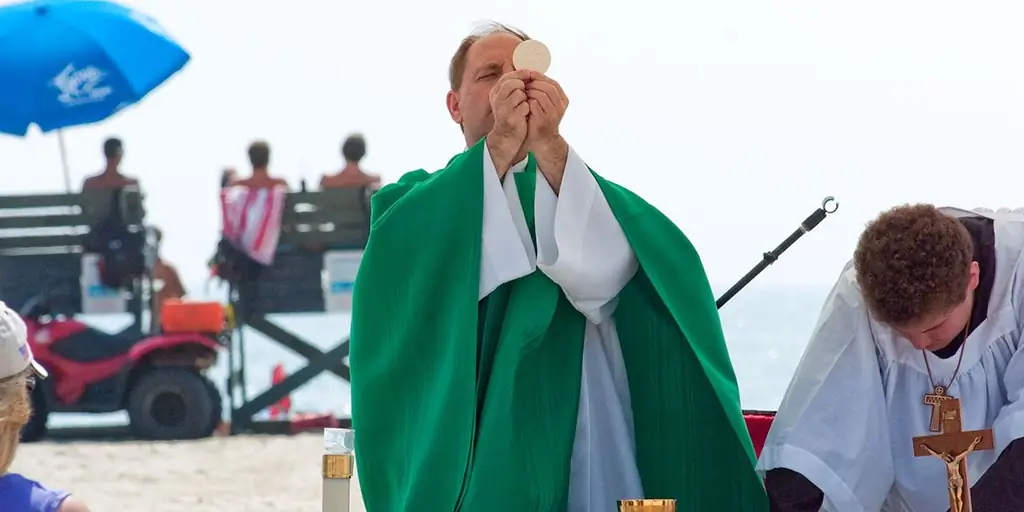 Месса на пляже приносит благословение и защиту спасателям и пловцам