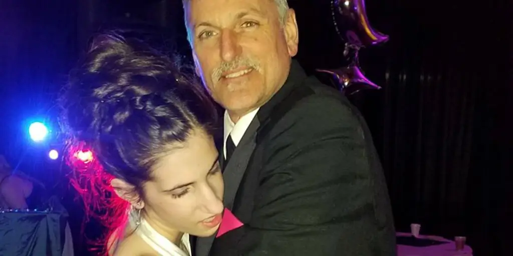 Папа взял дочь с аутизмом на выпускной