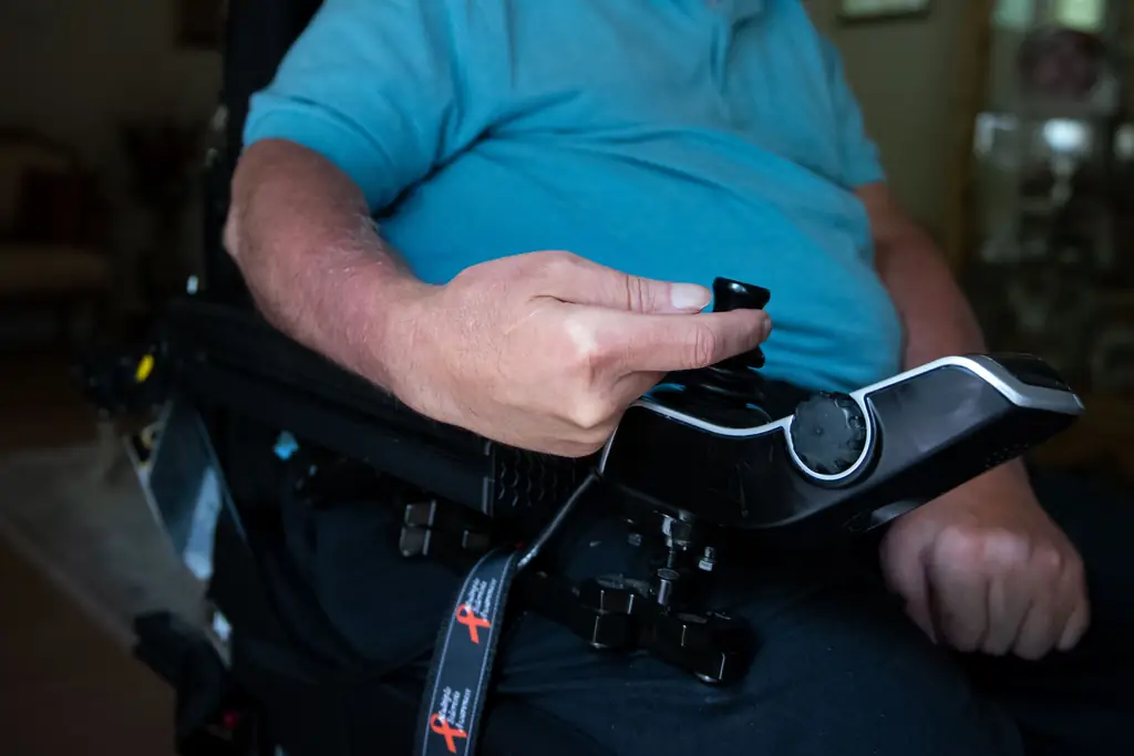 ТОНИ ЛОМБАРДО, ЭНТОНИ, РАССЕЯННЫЙ СКЛЕРОЗ, САМОУБИЙСТВО