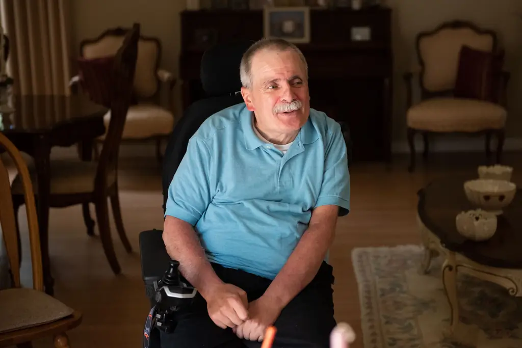 ТОНИ ЛОМБАРДО, ЭНТОНИ, РАССЕЯННЫЙ СКЛЕРОЗ, САМОУБИЙСТВО