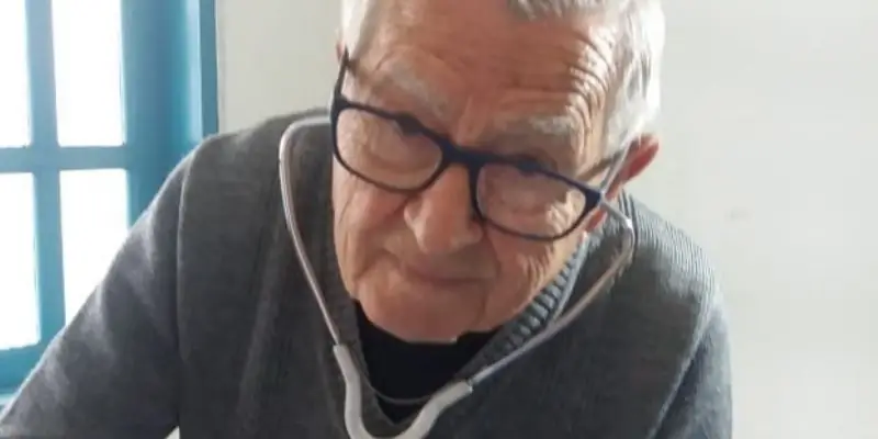 92-летний педиатр из Бразилии, который принимает пациентов бесплатно