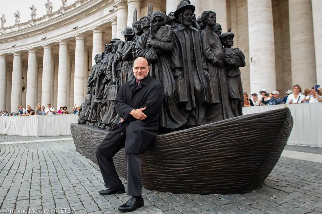 На площади Святого Петра's Папа Франциск представляет скульптуру, посвященную мигрантам