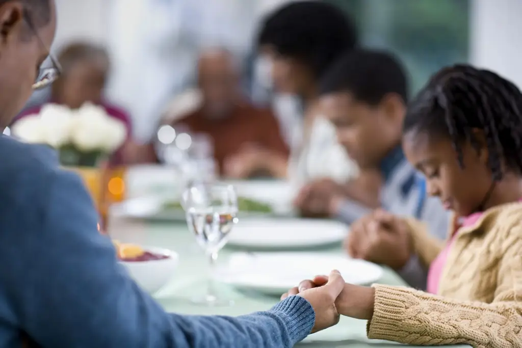 WEB-FAMILY-AFRICAN-AMERICAN-Praying-Grace-TABLE-FOOD-DINNER-MEAL-Volt-Collection-Shutterstock_241997530