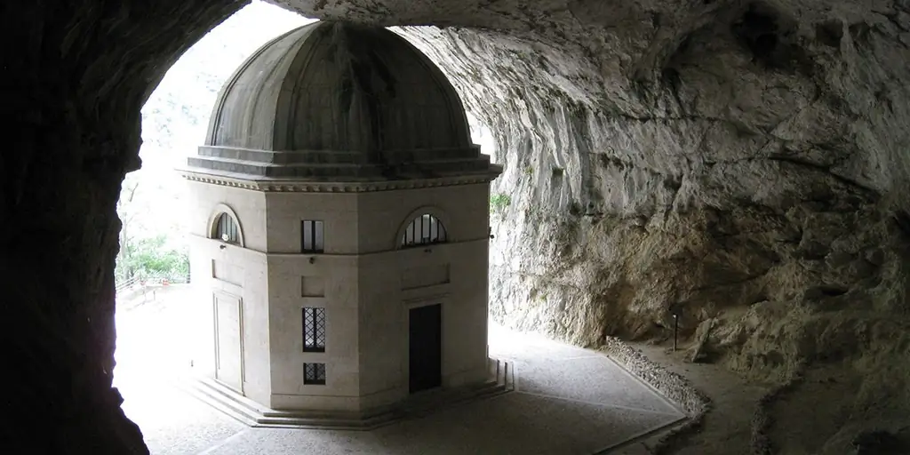 В Италии находится восьмиугольная церковь, расположенная в известняковой пещере