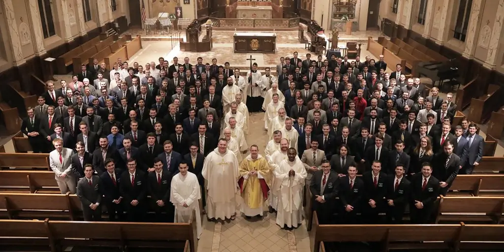 Более 200 мужчин студенческого возраста посвятили себя святому Иосифу