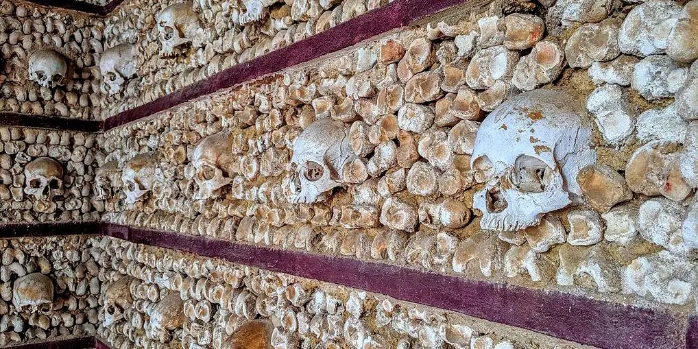 Вы тоже умрете: эта португальская часовня украшена 5000 человеческими костями в качестве полезного напоминания