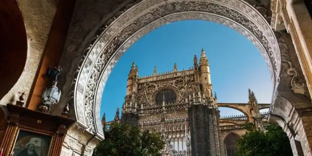 Sevilla's Санта-Мария-де-ла-Седе - крупнейший в мире готический собор