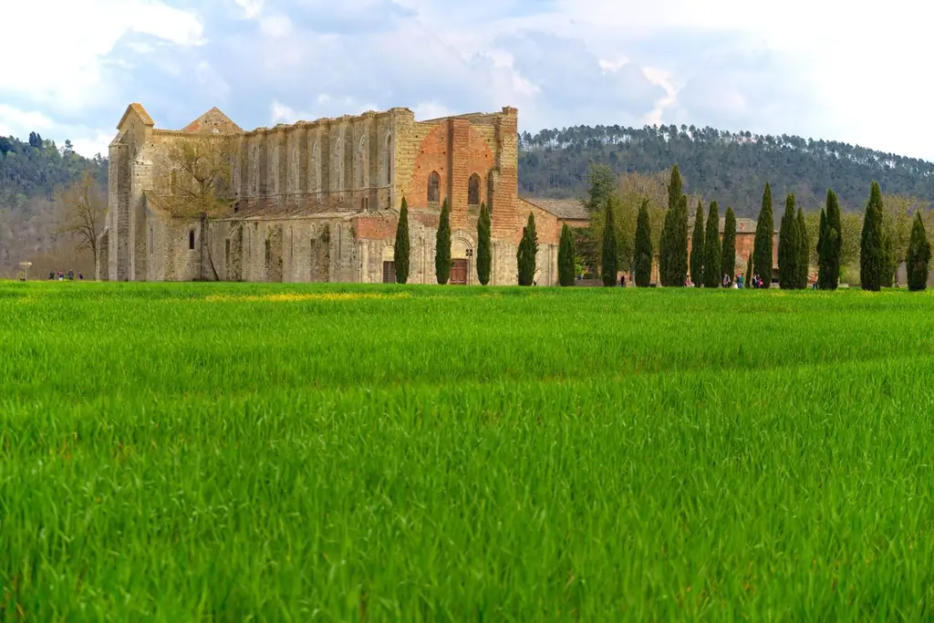 web-san-galgano-abbey-italy-shutterstock_284579114-marianna-ceccarelli-ai