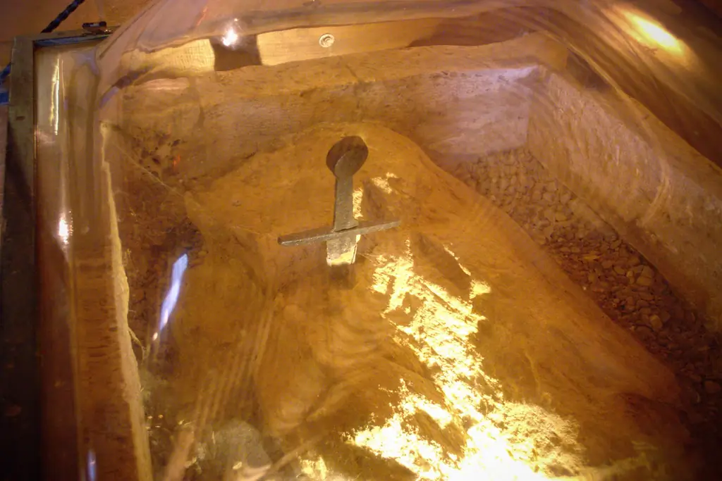 Настоящий «Меч в камне» находится в церкви в Италии