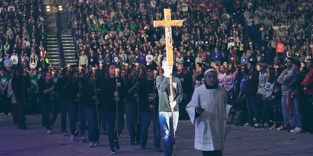 Старшеклассники собираются вокруг Христа на национальном католическом съезде