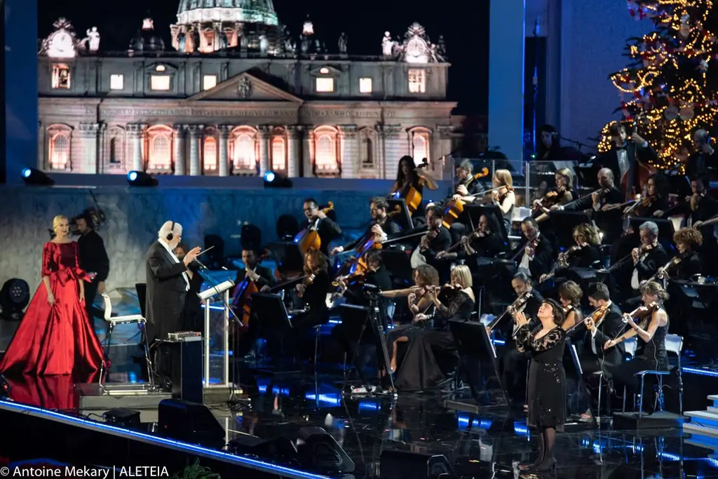 Сьюзан Бойл, Лайонел Ричи и Бонни Тайлер собирают средства для Папы Франциска' программа для школьников