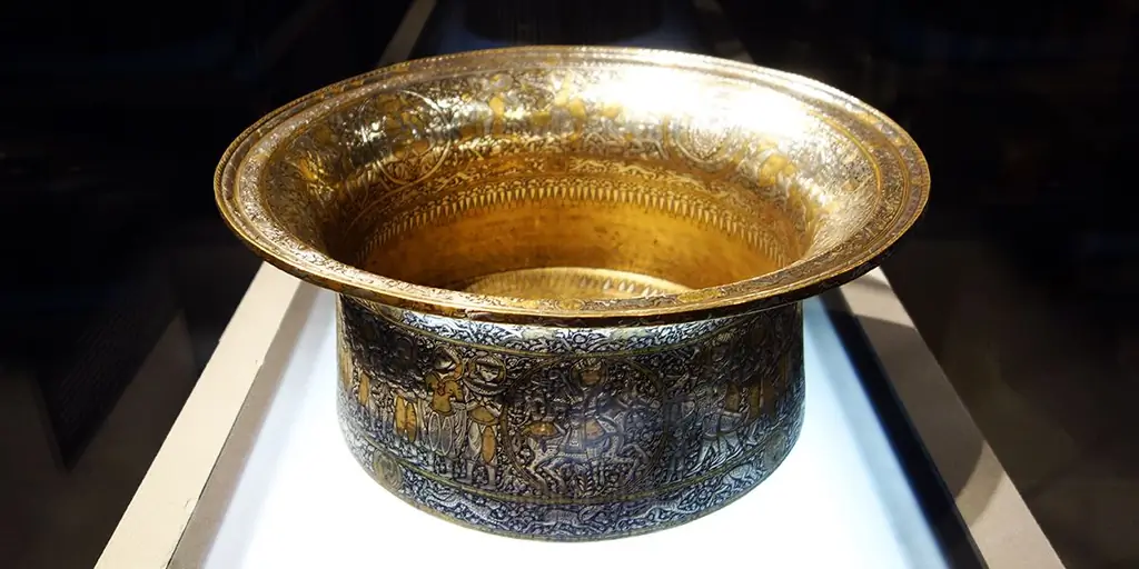 В поисках веры: священный сосуд удивительного происхождения