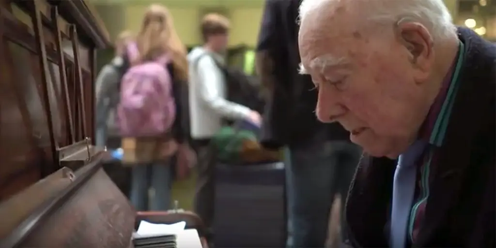 Душевная 91-летняя девушка, которая регулярно играет на пианино на лондонском вокзале