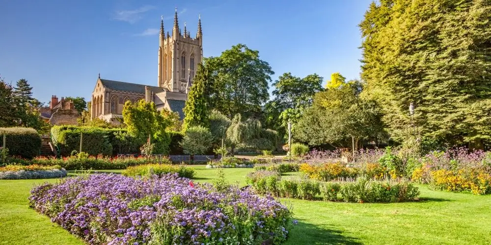 Археологи ищут могилу святого Эдмунда под теннисными кортами