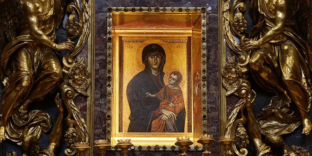 12 изображения Марии, увенчанные папой