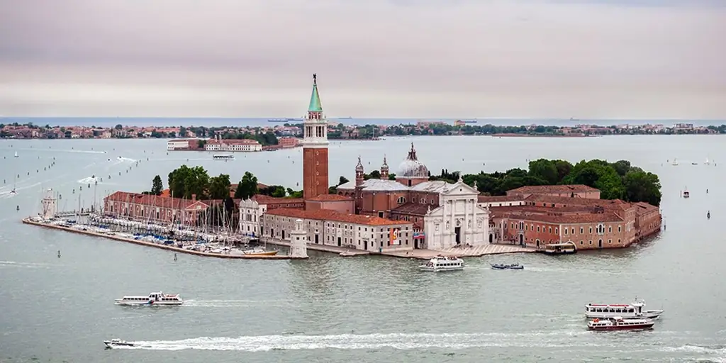 Когда в Венеции поразила чума, горожане построили эту церковь