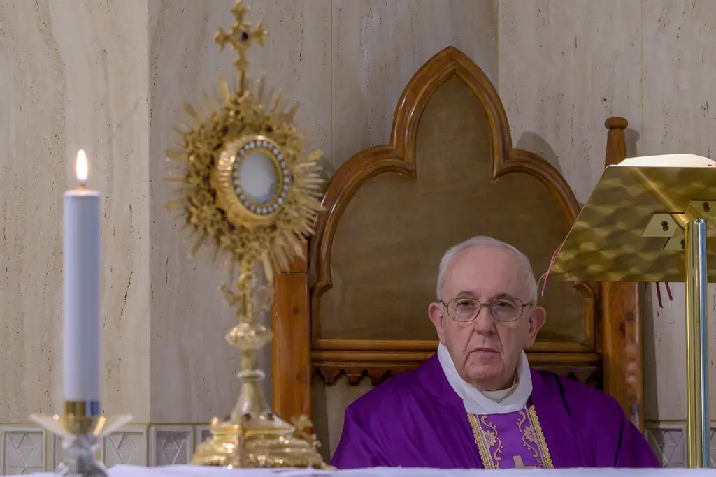 Папа провел мессу для медицинских работников и священников, заболевших COVID-19