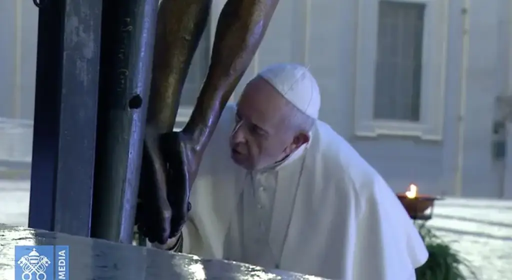 Папа Франциск провел час молитвы перед пустующей площадью Святого Петра's