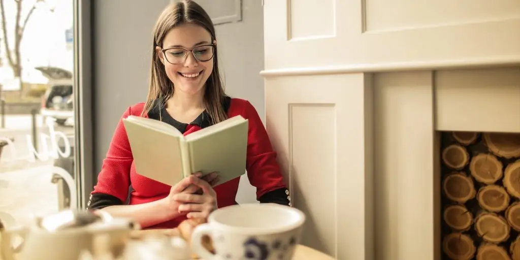 ДЕВУШКА ЧИТАЕТ КНИГУ