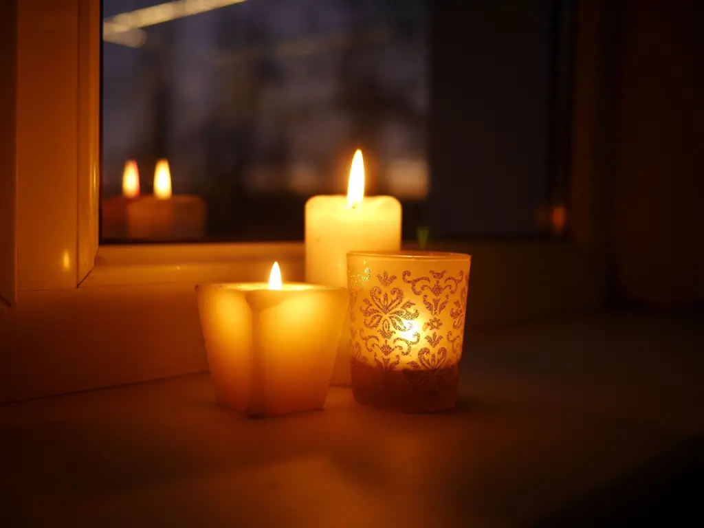 web2-candle-light-shutterstock_783210058