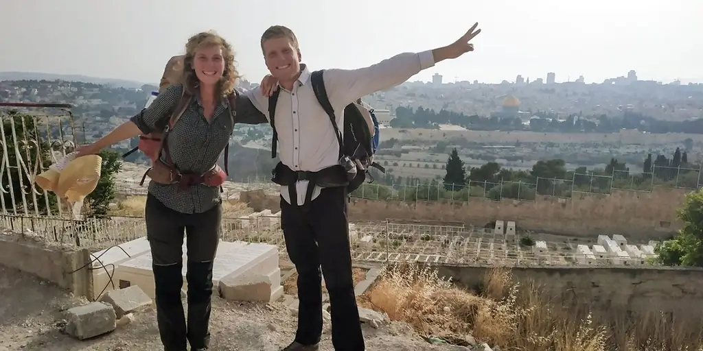 Эти два молодых французских паломника целый год шли пешком в Иерусалим