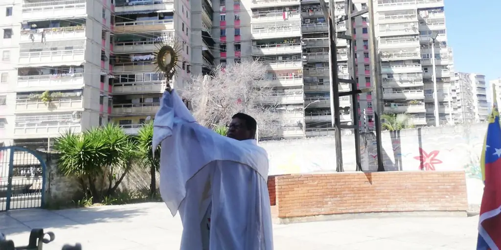 Приходской священник в Венесуэле превращает карантин из-за коронавируса в «общественное уединение»