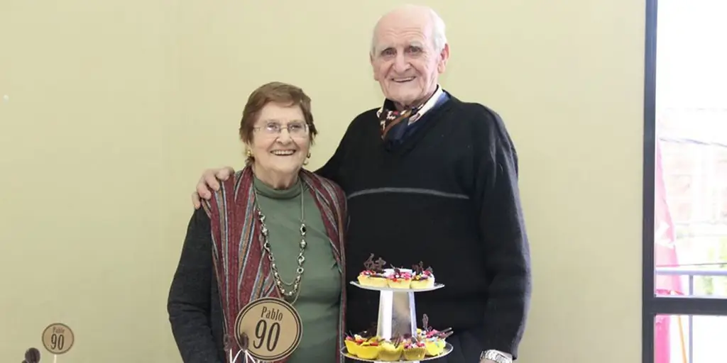 В одиночестве дома пара отмечает 69-летие счастливого брака