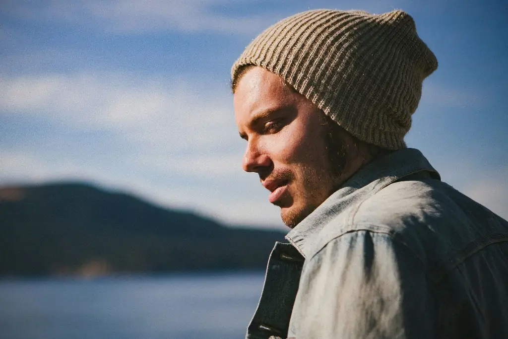 Джош Гаррелс поет гимны миру во времена страха