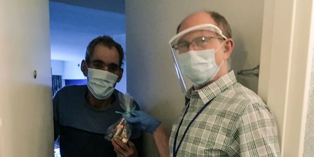 Врач-католик решил жить с бездомными, чтобы защитить их от коронавируса