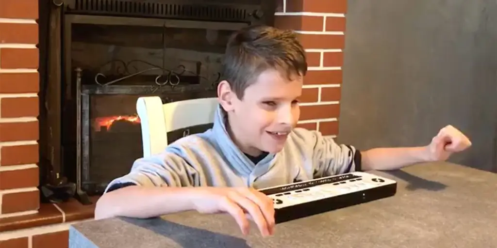 Мальчик читает Евангелие шрифтом Брайля своим друзьям и мечтает о встрече с Папой Франциском