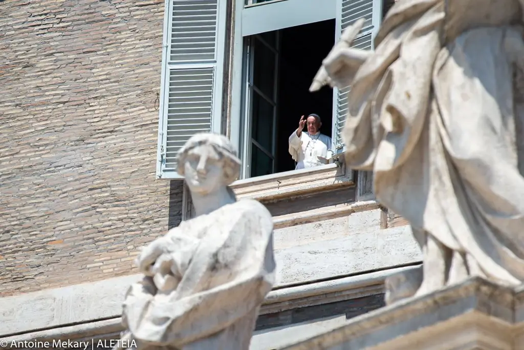 Папа, наконец, смог лично благословить верующих