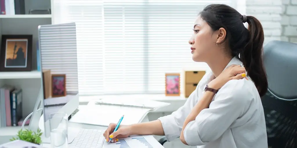 Много сидите в эти дни? Вот's, как обратить вспять последствия плохой осанки