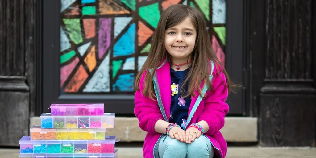 Находчивая девушка с помощью простого ремесла собрала 14 000 долларов (и продолжает расти!) на поставки COVID