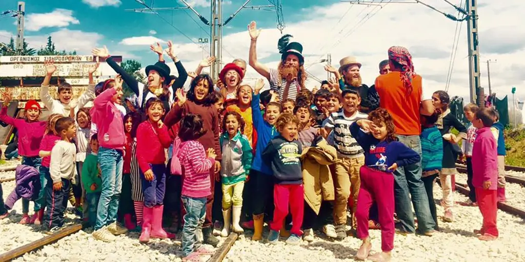 Постарайтесь не плакать, наблюдая, как артисты цирка помогают детям беженцев снова стать детьми