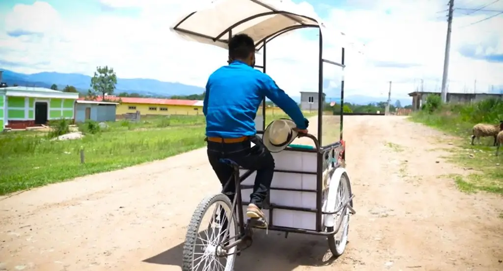 Учитель из сельской местности Гватемалы создает уникальное решение для занятий во время карантина из-за коронавируса