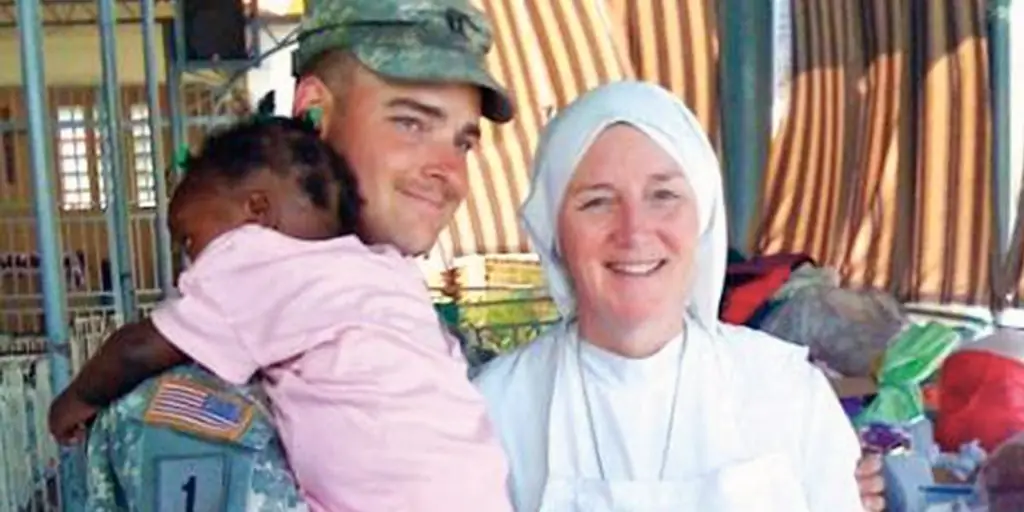 Дейдра Бирн, религиозная сестра и бывший армейский хирург, выступает на съезде республиканцев