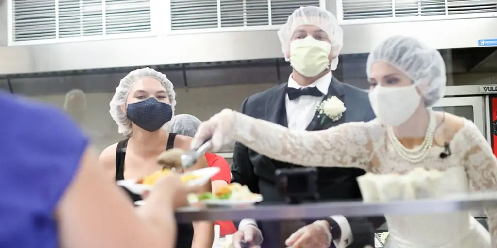 Вдохновляющая пара радикально меняет свои свадебные планы, чтобы служить другим