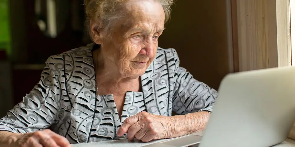 ЖЕНЩИНА ЗА КОМПЬЮТЕРОМ