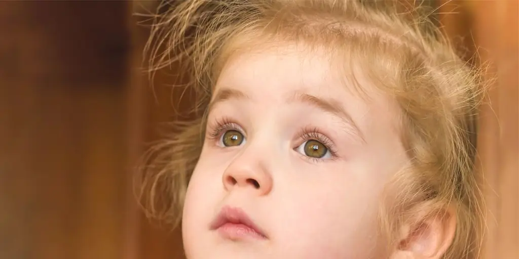 WEB3-Маленькая-девочка-задумчиво-смотрит-в-даль-Shutterstock_178815407