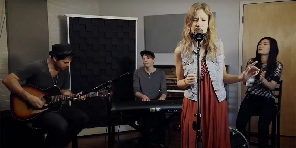 Becca Bradley's "The Lion's Eyes" - сладкая песня о вере и идентичности