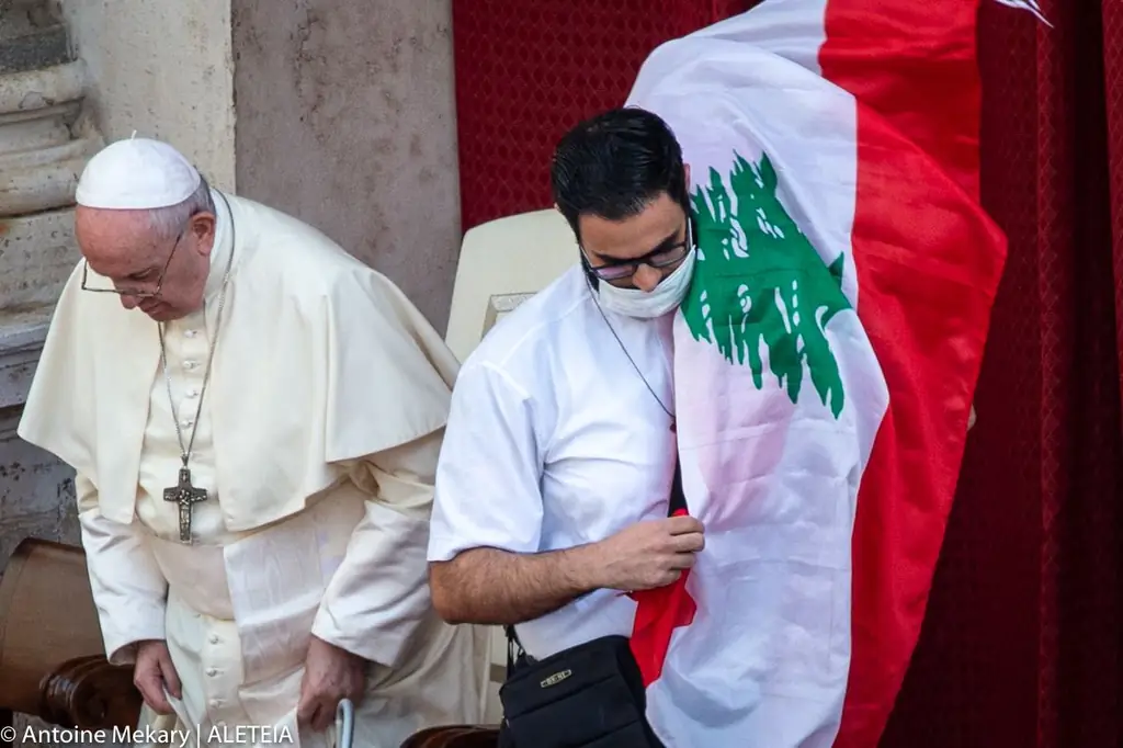 Папа удивил священника ливанским флагом, позвав его к микрофону