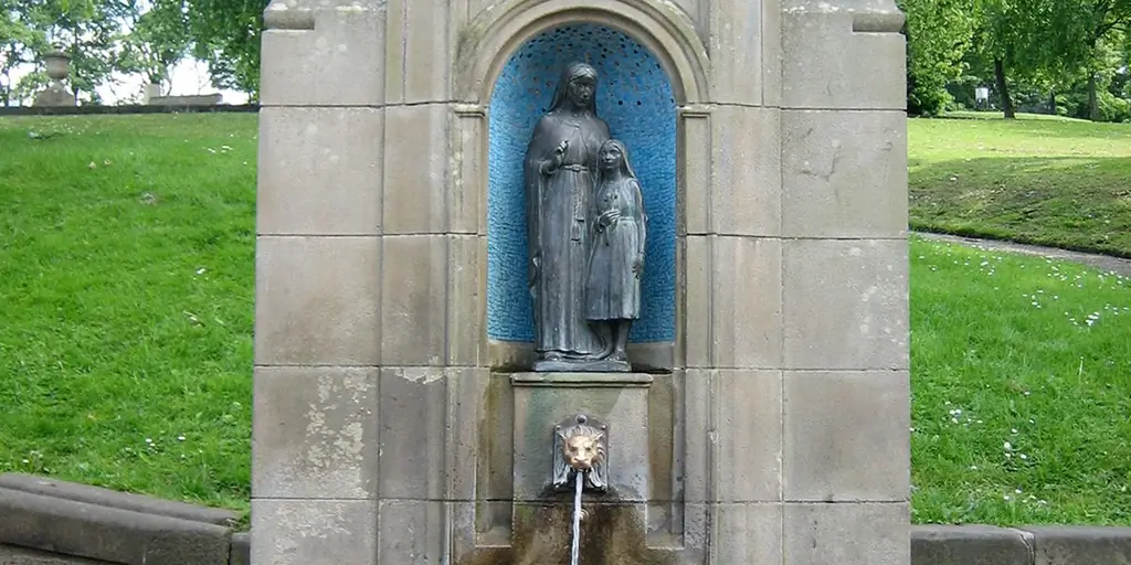 Бутилированная минеральная вода поступает из оригинального святого колодца Святой Анны в Англии