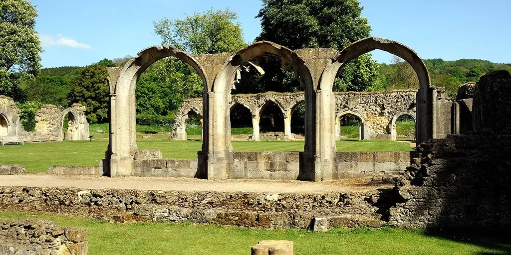 Аббатство Хейлз, ныне лежащее в руинах, когда-то было домом для Christ's Blood