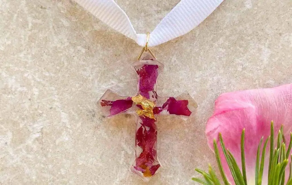 fleur-nabert-creations-croix-petales-de-roses-1-e1601486107171