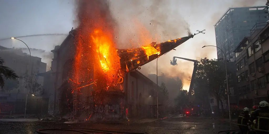В Сантьяго-де-Чили подожгли две церкви