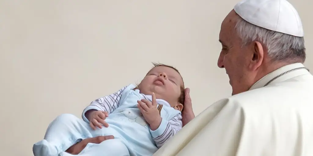 Папа, вдохновленный плачущим ребенком на аудиенции: Бог утешает нас, как эту маму