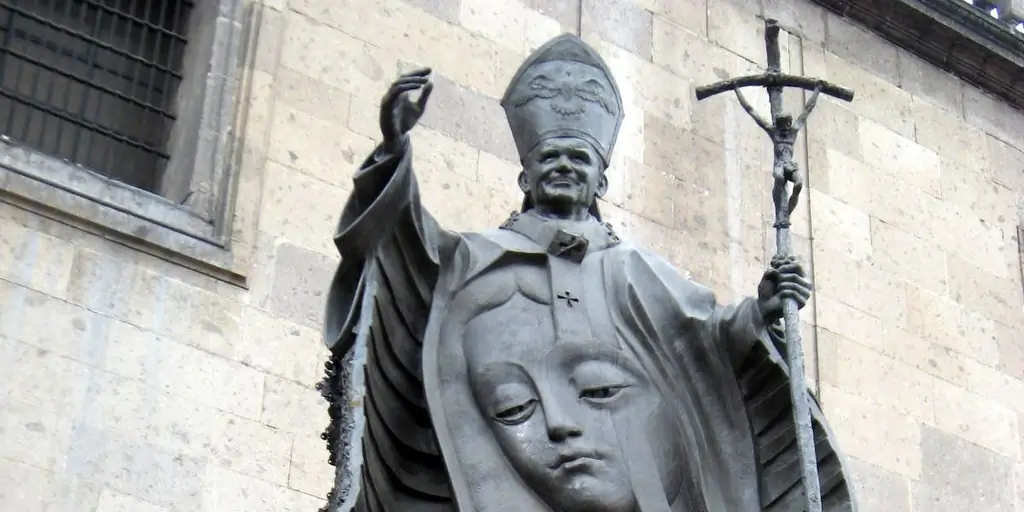 Статуя, построенная полностью из пожертвованных ключей, является одной из многих, посвященных Папе Иоанну Павлу II