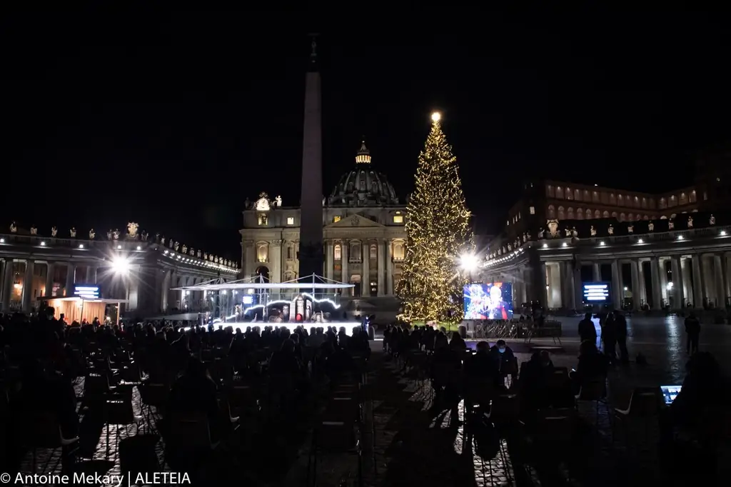 Смотрите эксклюзивные фотографии освещения рождественской елки Ватикана's