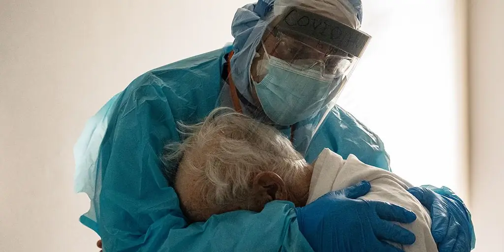 Фото врача, обнимающего пациента с коронавирусом, стало вирусным