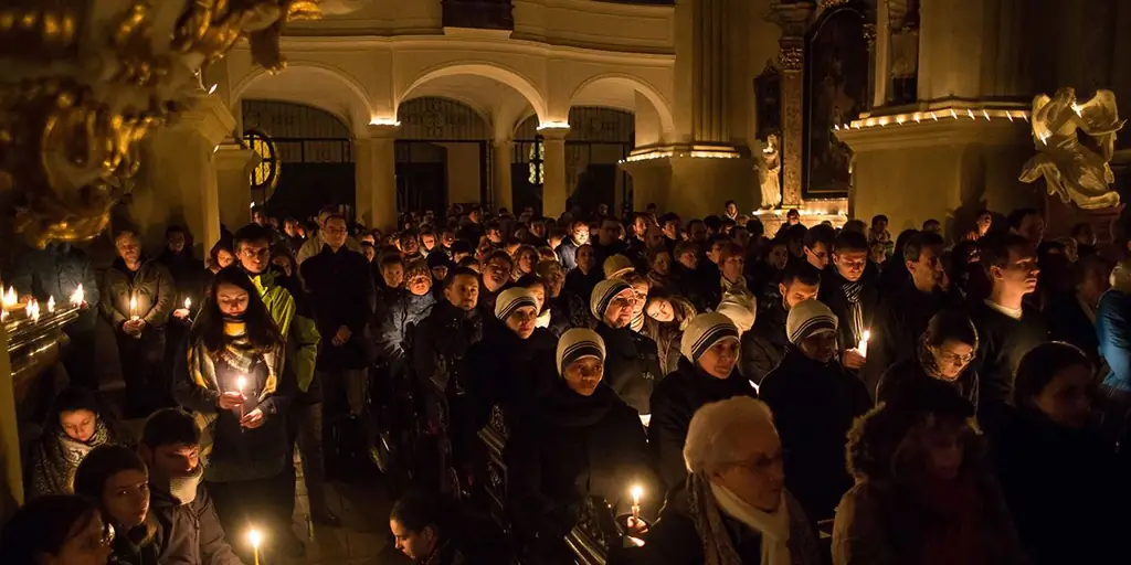 Предрассветная адвентистская месса, на которую стекаются сотни молодых людей